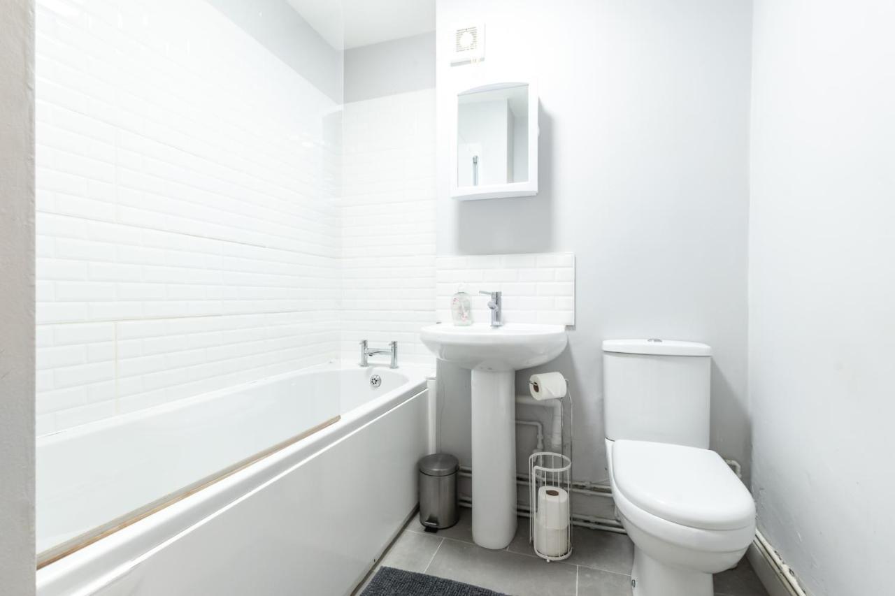 Appartement Price! - 1 Min To The Shops, Bars, Pubs & Restaurants! Perfect Location - Free Parking - Free Wifi - Smart Tv - Comfy Beds - 4 Single Beds Or 2 Doubles Portsmouth