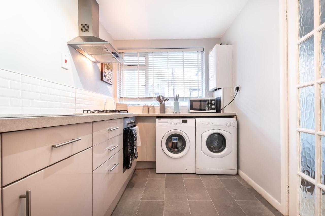 Price! - 1 Min To The Shops, Bars, Pubs & Restaurants! Perfect Location - Free Parking - Free Wifi - Smart Tv - Comfy Beds - 4 Single Beds Or 2 Doubles Portsmouth