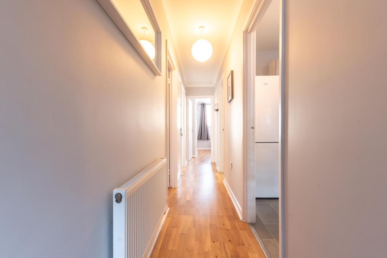 Price! - 1 Min To The Shops, Bars, Pubs & Restaurants! Perfect Location - Free Parking - Free Wifi - Smart Tv - Comfy Beds - 4 Single Beds Or 2 Doubles Portsmouth