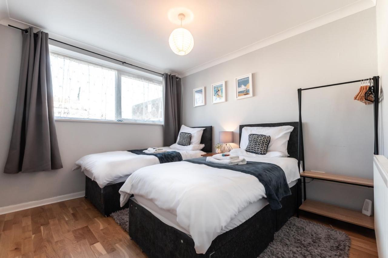 Price! - 1 Min To The Shops, Bars, Pubs & Restaurants! Perfect Location - Free Parking - Free Wifi - Smart Tv - Comfy Beds - 4 Single Beds Or 2 Doubles * Portsmouth