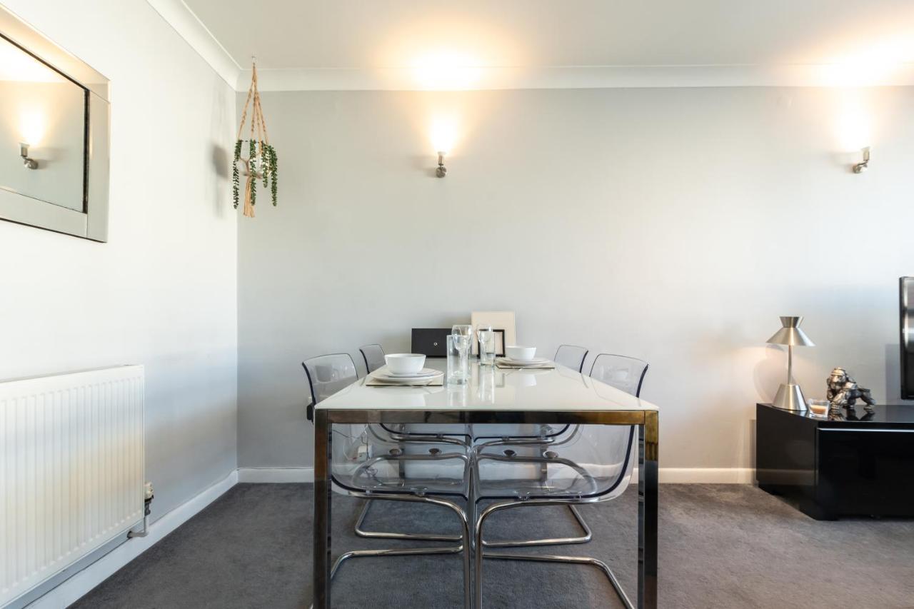 Price! - 1 Min To The Shops, Bars, Pubs & Restaurants! Perfect Location - Free Parking - Free Wifi - Smart Tv - Comfy Beds - 4 Single Beds Or 2 Doubles * Portsmouth