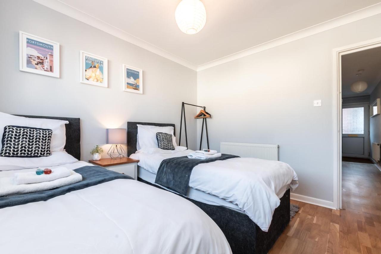 Price! - 1 Min To The Shops, Bars, Pubs & Restaurants! Perfect Location - Free Parking - Free Wifi - Smart Tv - Comfy Beds - 4 Single Beds Or 2 Doubles Appartement