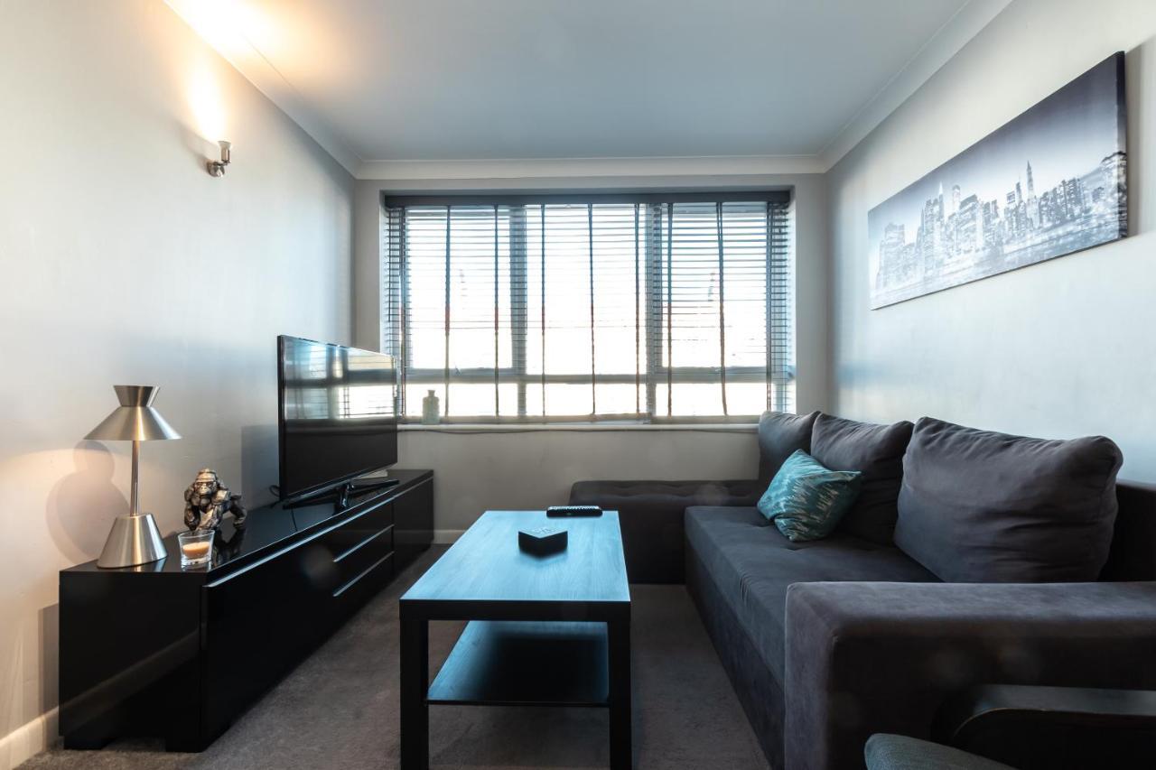 Price! - 1 Min To The Shops, Bars, Pubs & Restaurants! Perfect Location - Free Parking - Free Wifi - Smart Tv - Comfy Beds - 4 Single Beds Or 2 Doubles Appartement