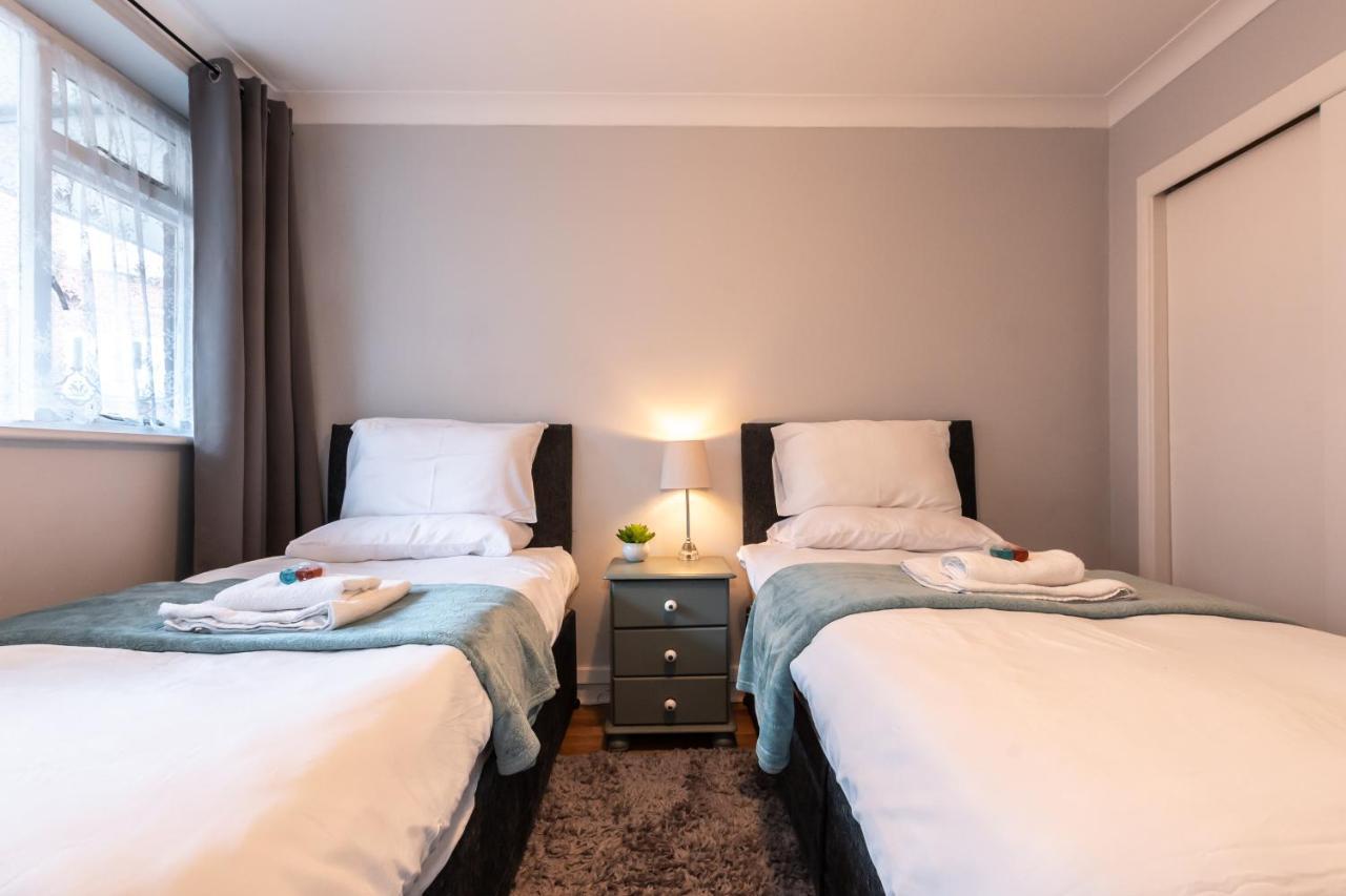 Price! - 1 Min To The Shops, Bars, Pubs & Restaurants! Perfect Location - Free Parking - Free Wifi - Smart Tv - Comfy Beds - 4 Single Beds Or 2 Doubles * Portsmouth