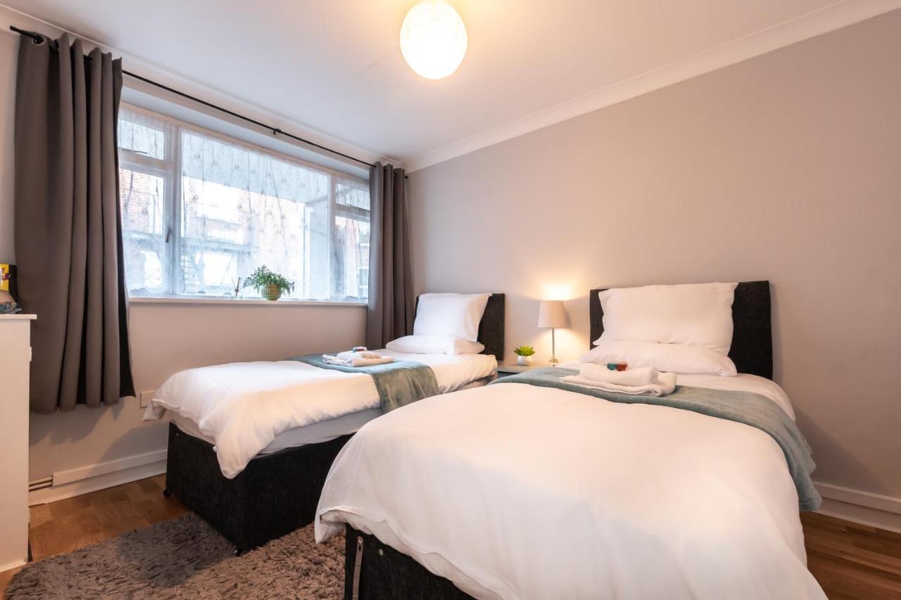 Price! - 1 Min To The Shops, Bars, Pubs & Restaurants! Perfect Location - Free Parking - Free Wifi - Smart Tv - Comfy Beds - 4 Single Beds Or 2 Doubles Portsmouth