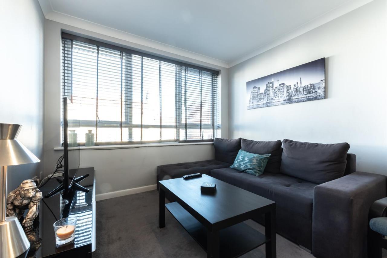 Price! - 1 Min To The Shops, Bars, Pubs & Restaurants! Perfect Location - Free Parking - Free Wifi - Smart Tv - Comfy Beds - 4 Single Beds Or 2 Doubles *