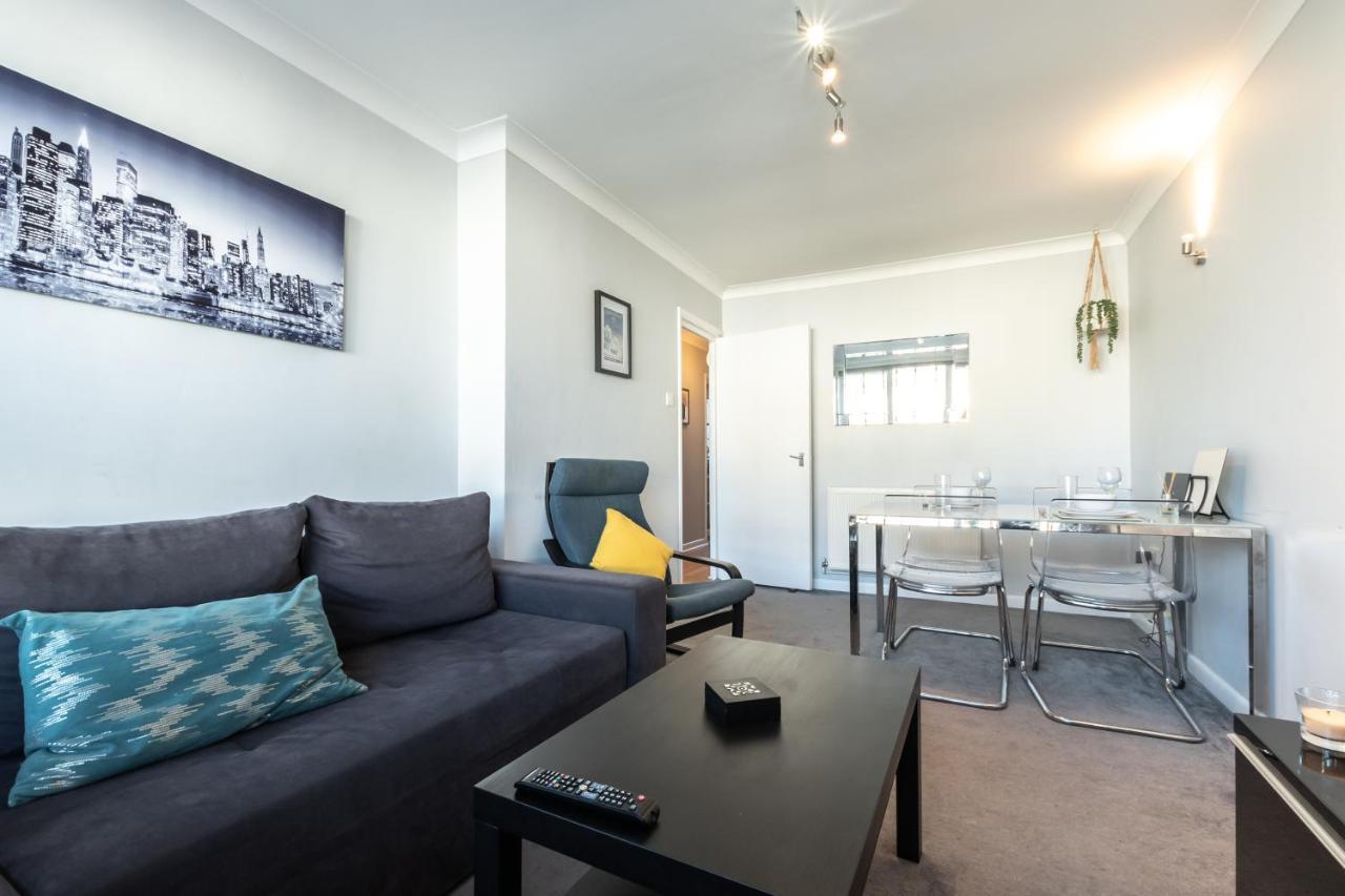Price! - 1 Min To The Shops, Bars, Pubs & Restaurants! Perfect Location - Free Parking - Free Wifi - Smart Tv - Comfy Beds - 4 Single Beds Or 2 Doubles